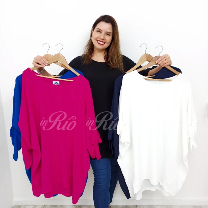 Túnica plus size com abertura e atilhos nas mangas