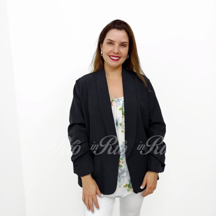Blazer plus size preto com mangas drapeadas, forro e bolsos fals