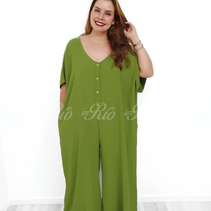 Macacão plus size em formato pantalona