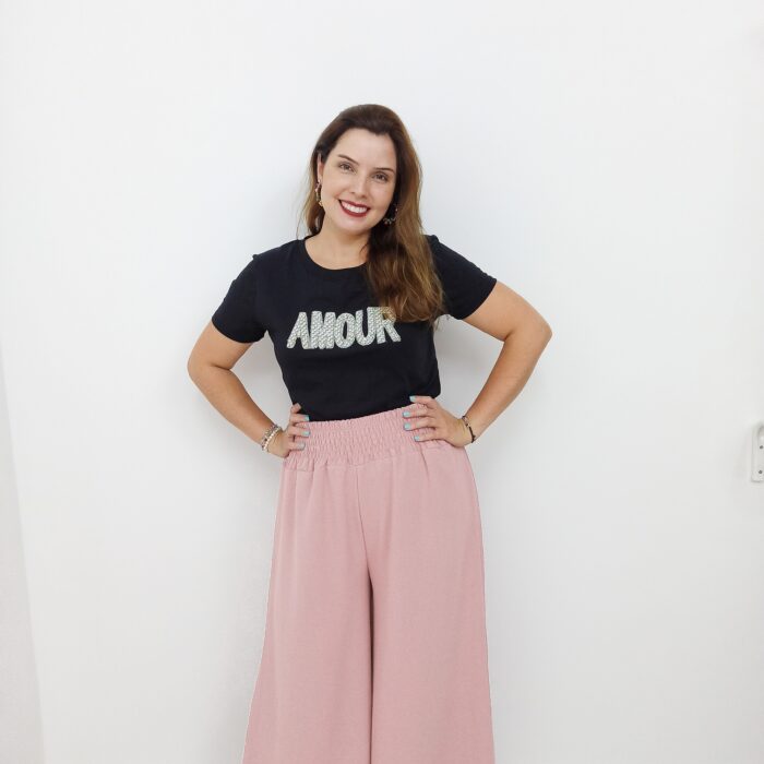 Calça pantalona oversized em formato pantacourt