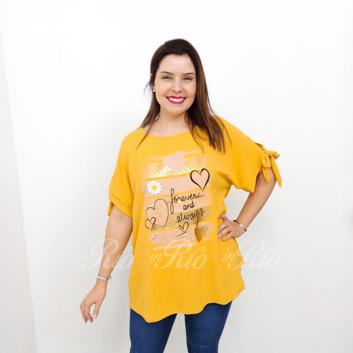 Blusa oversized mostarda com laços nas mangas, estampa dourada e flor aplicada