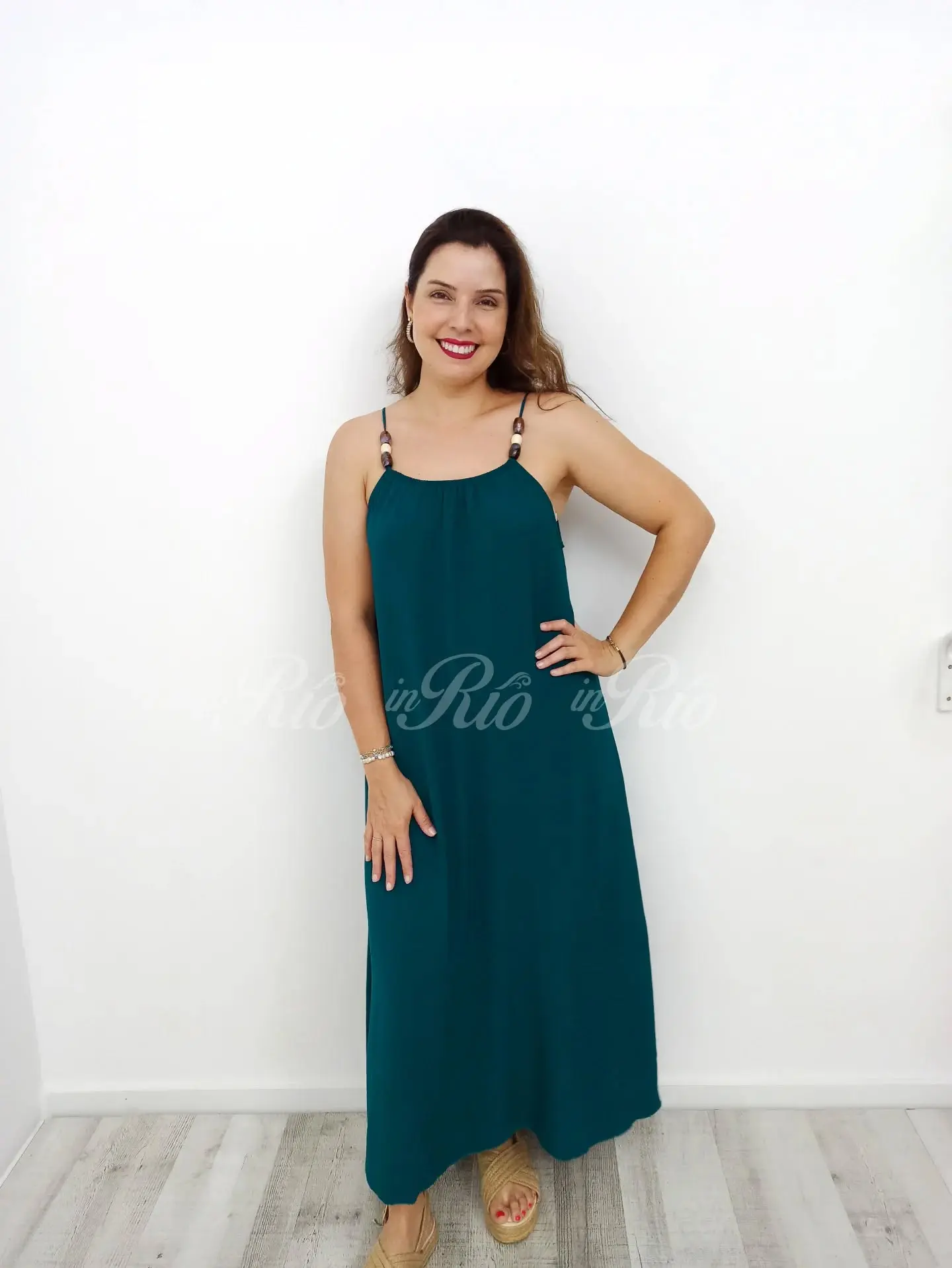 Vestido fluído longo com contas de conchas