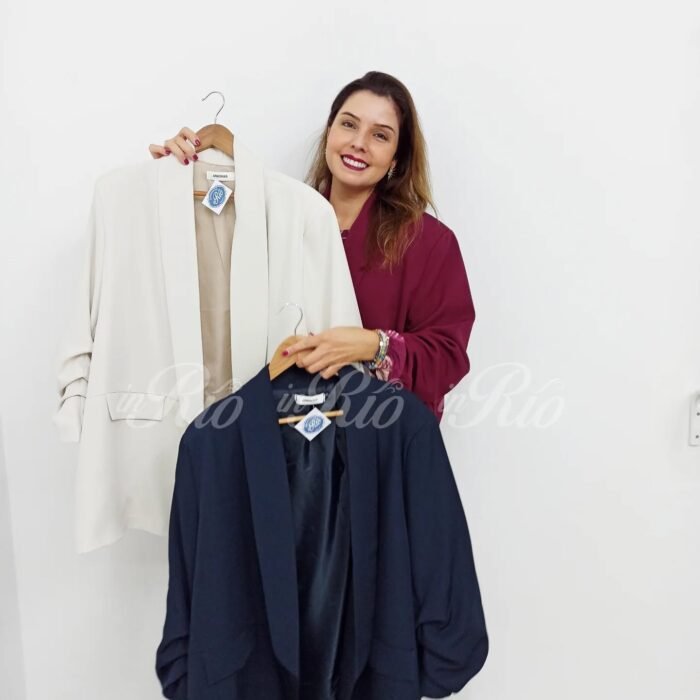 Blazer plus size com mangas drapeadas