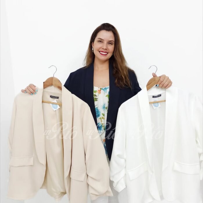 Blazer plus size com mangas drapeadas, forro e bolsos falsos