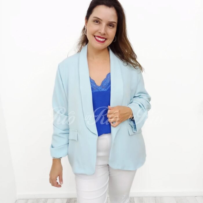 Blazer plus size azul bebê com mangas drapeadas, forro e bolsos falsos
