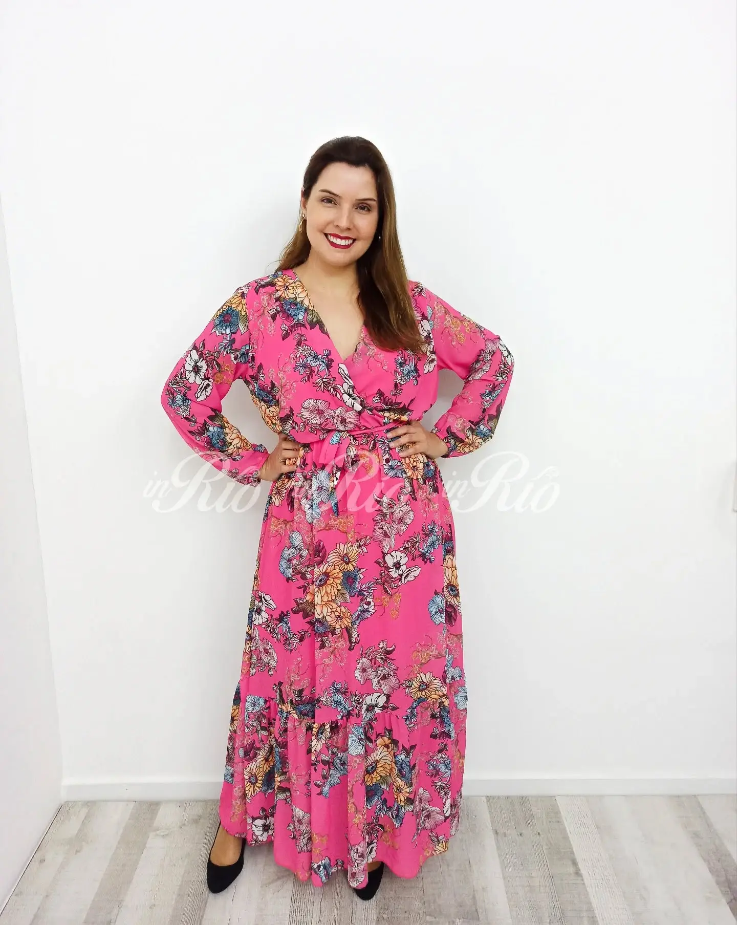 Vestido Boho longo em formato plus size, na cor rosa barbie