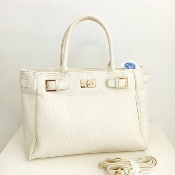 Mala estruturada creme com detalhes dourados e alça a tiracolo incluída