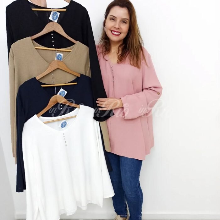 Blusa fluída com brilhantes incrustados