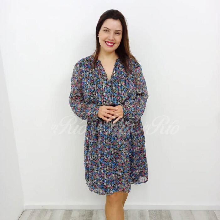 Vestido plus size com padrão floral e linhas douradas
