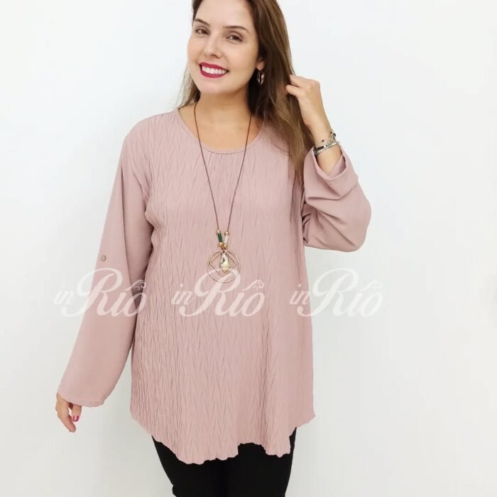 Blusa fluída com relevo e colar incluído