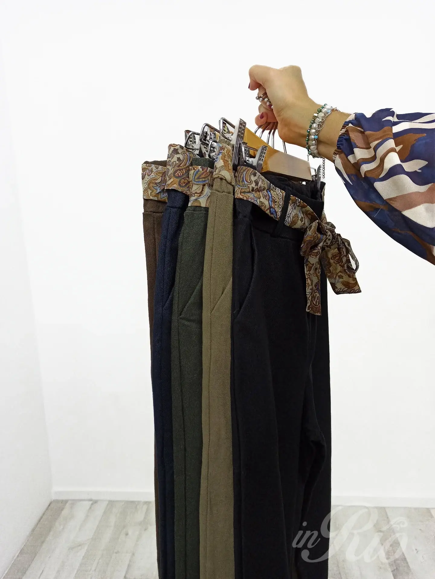 Calça mágica plus size em tecido meia estação - Image 3
