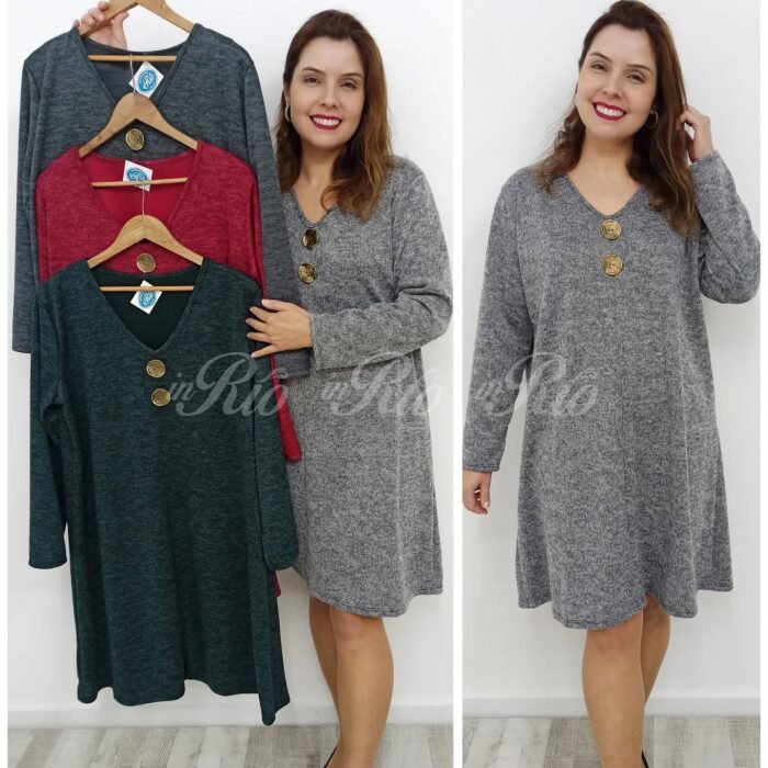 Vestido plus size em tecido matizado com botões dourados