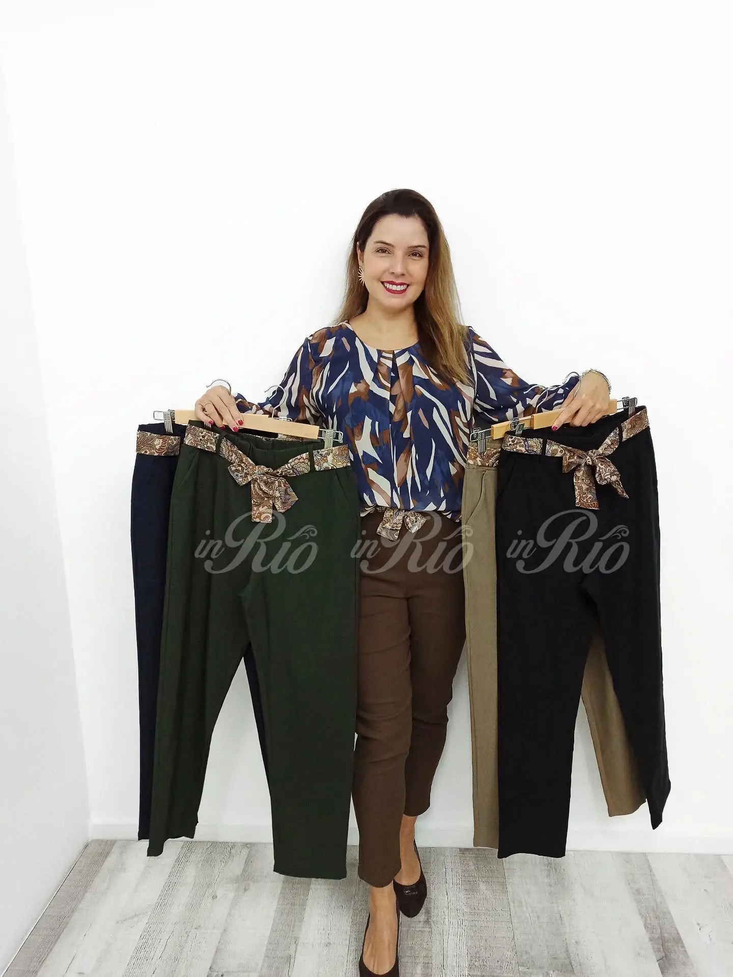 Calça mágica plus size em tecido meia estação - Image 2