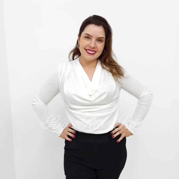 Blusa com efeito brilho e decote drapeado