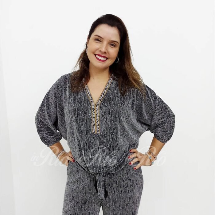 Blusa oversized com mangas 3/4 em tecido metalizado com brilhantes