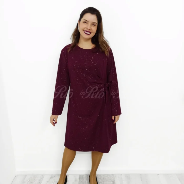 Vestido plus size com disfarça barriga e brilhantes dourados