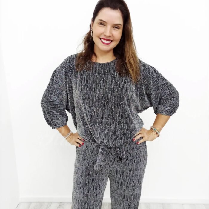 Blusa oversized com mangas 3/4 em tecido metalizado prateado