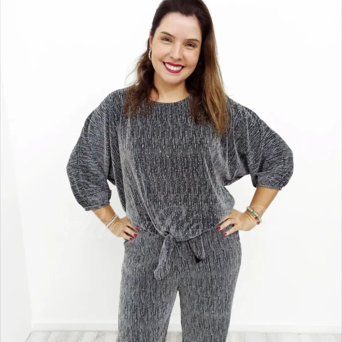 Blusa oversized com mangas 3/4 em tecido metalizado prateado