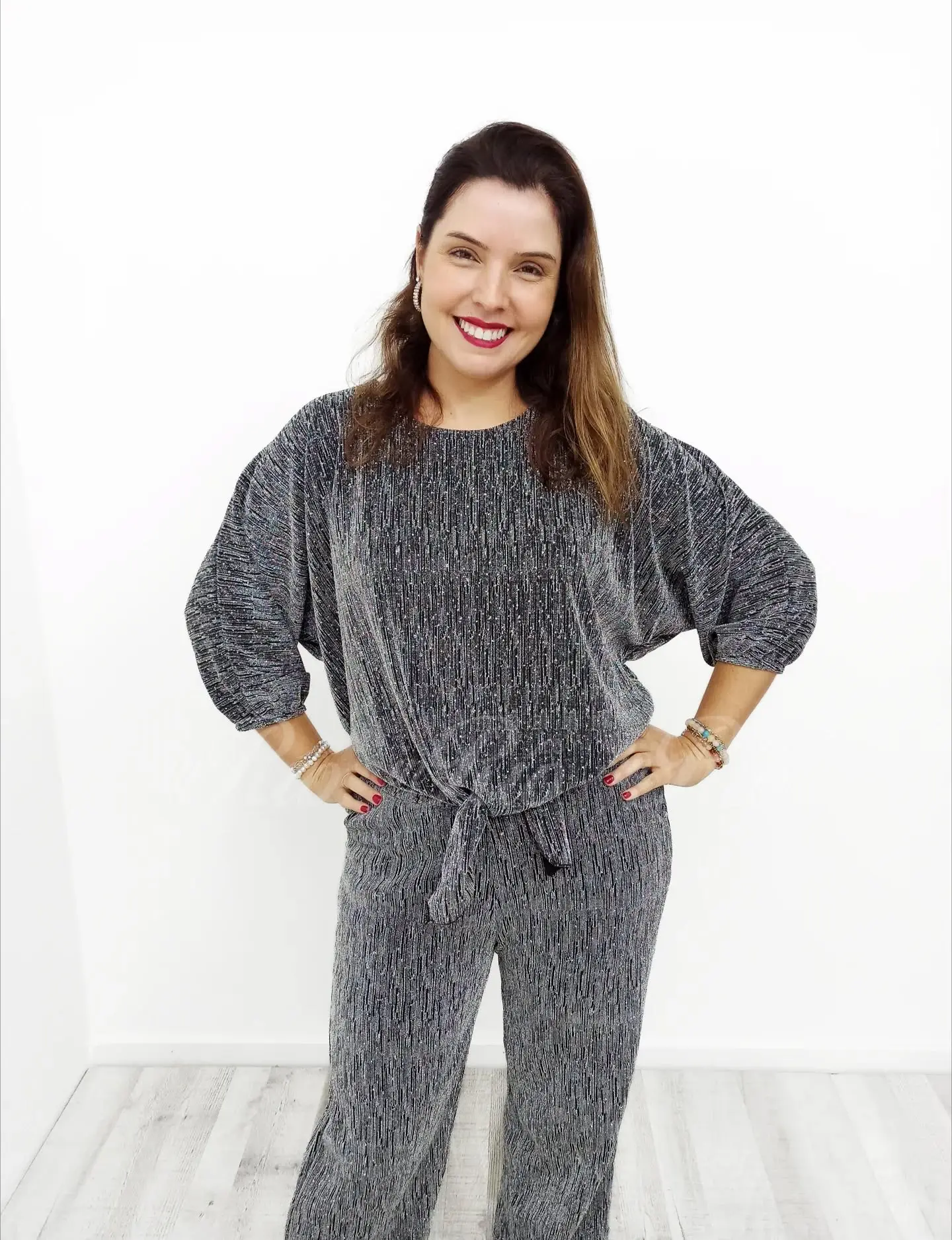 Blusa oversized com mangas 3/4 em tecido metalizado prateado