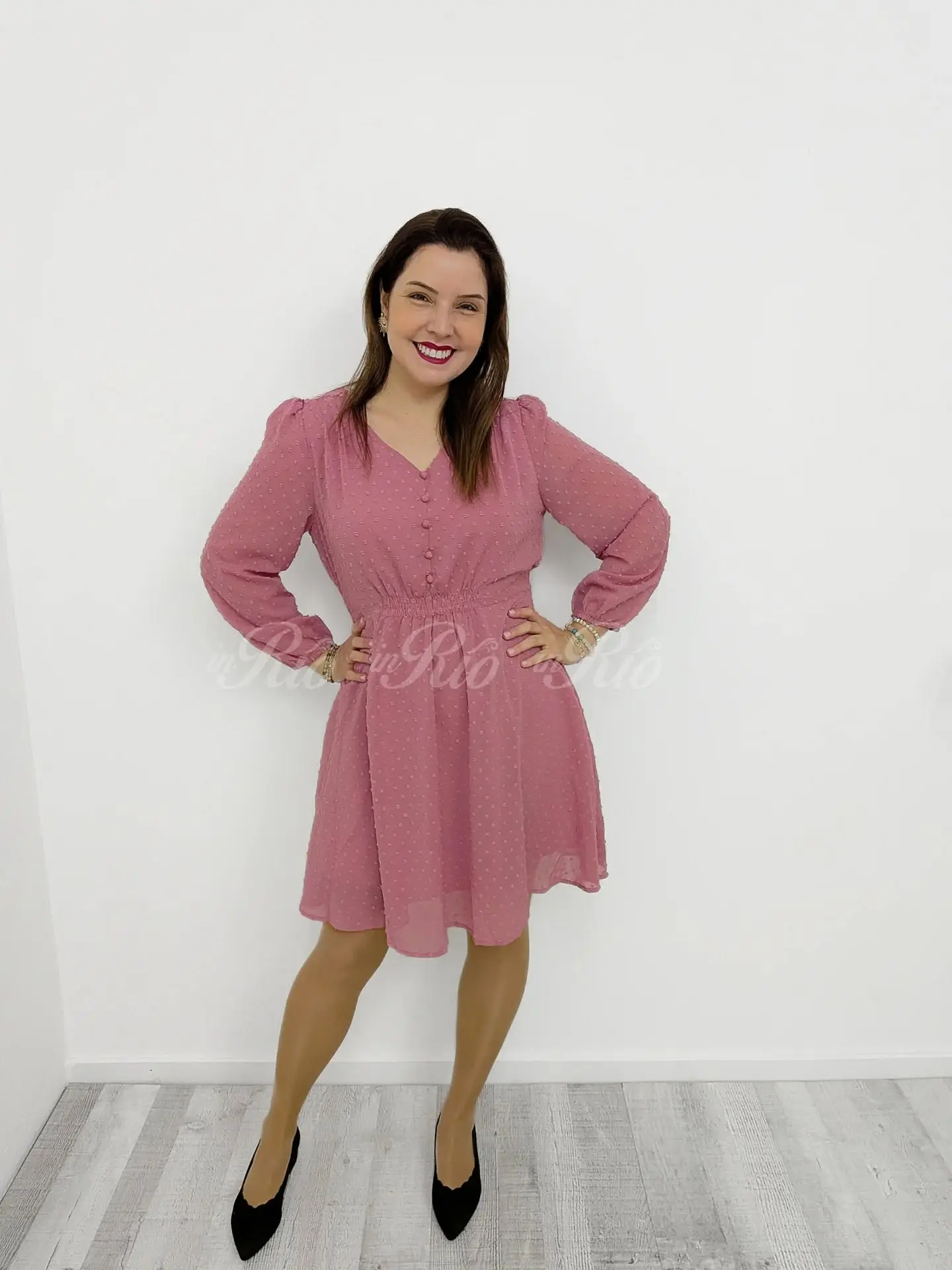 Vestido em chiffon rosa com ponto suíço