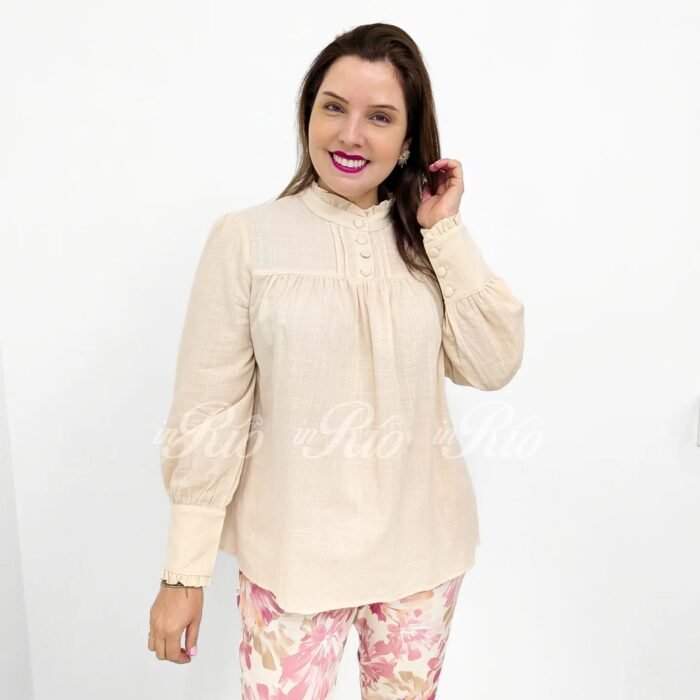 Blusa com gola trabalhada e mangas bufantes