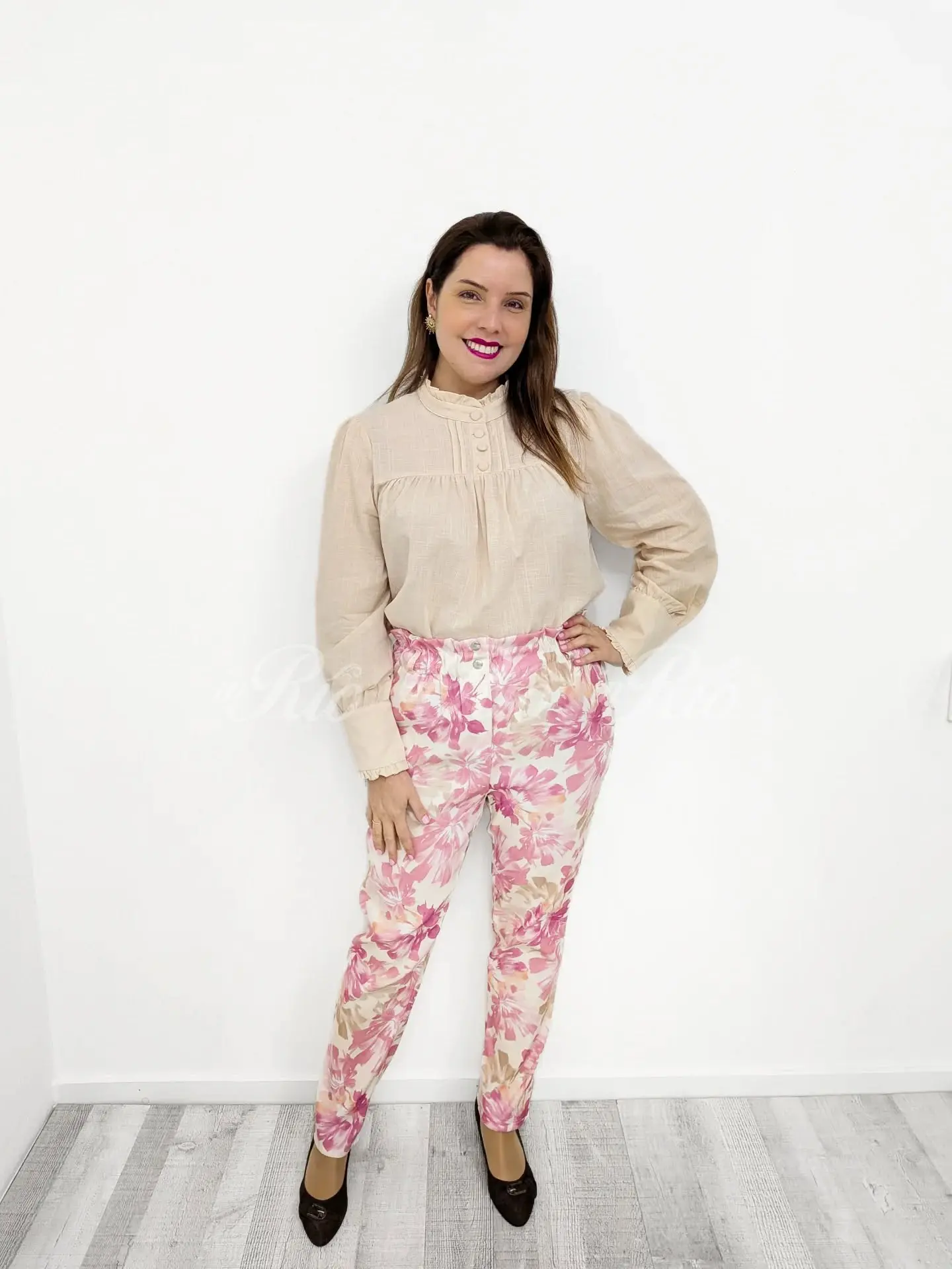 Calça mágica plus size com padrão floral rosa