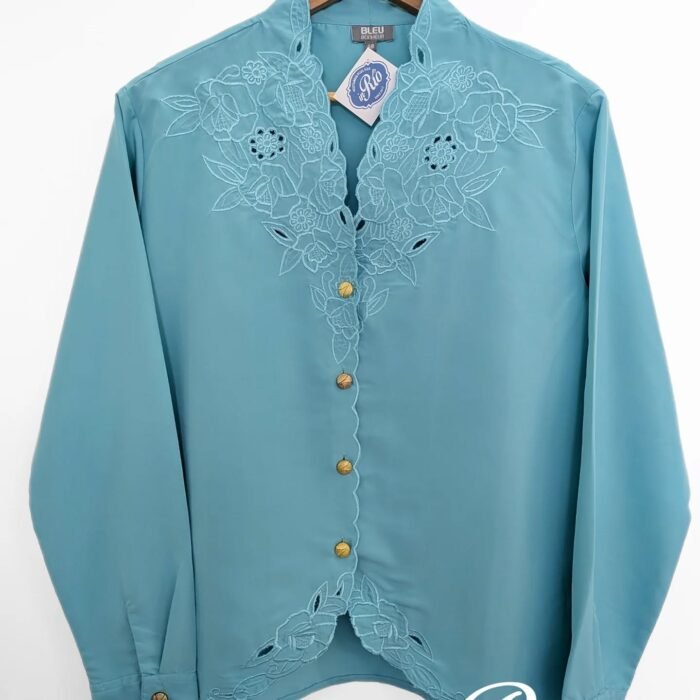 Camisa azul turquesa com bordado vazado
