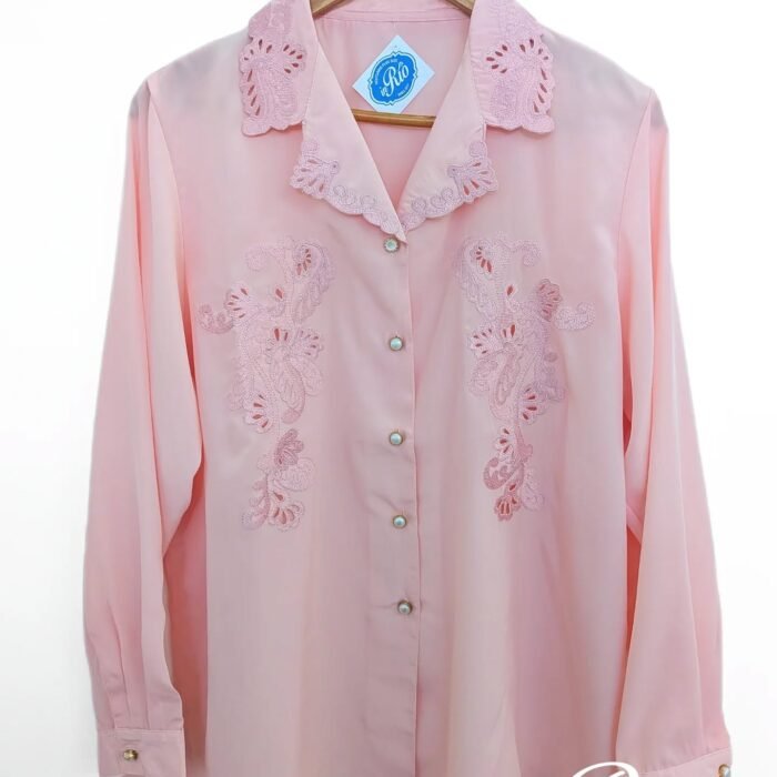 Camisa rosa bebê com bordado vazado