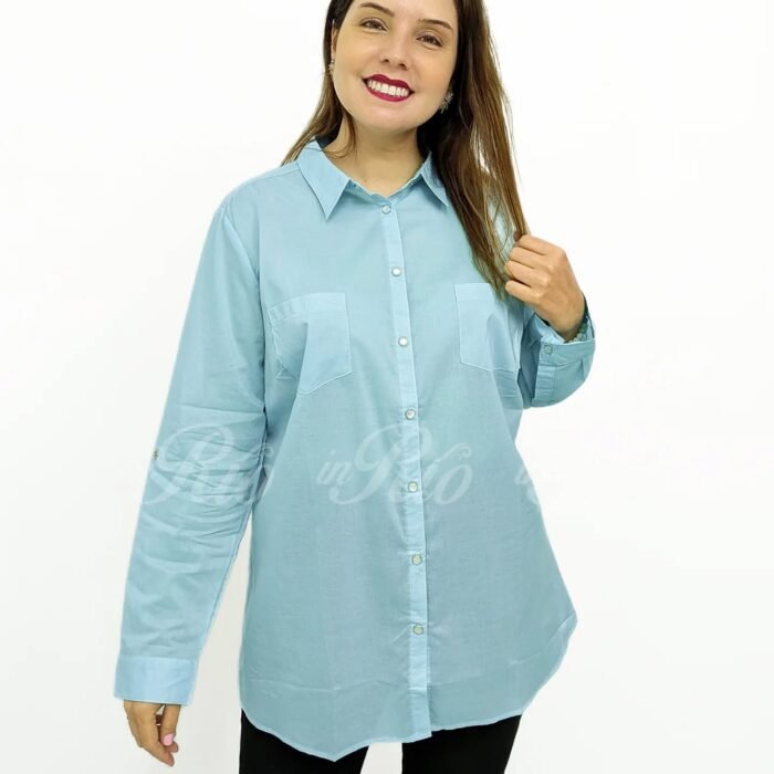 Camisa azul turquesa com botões perolados