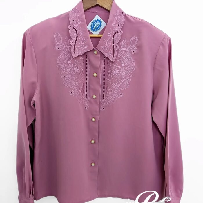 Camisa rosa lilás com bordado vazado