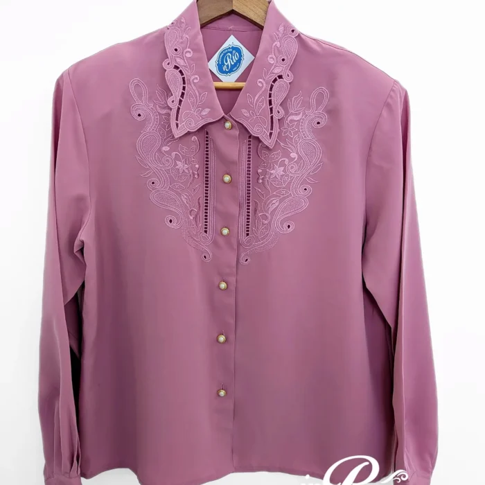 Camisa rosa lilás com bordado vazado