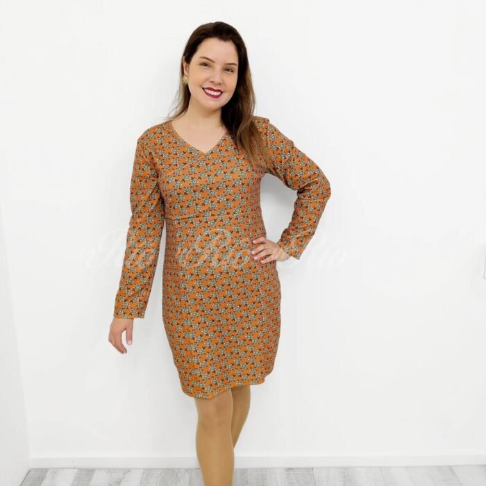 Vestido com padrão floral em fundo mostarda