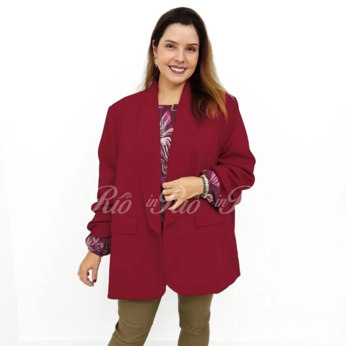 Blazer plus size vermelho cereja com mangas drapeadas, forro e bolsos falsos