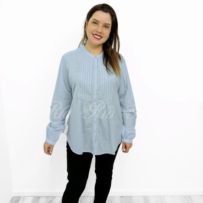 Camisa azul bebê com gola Mao e bordado