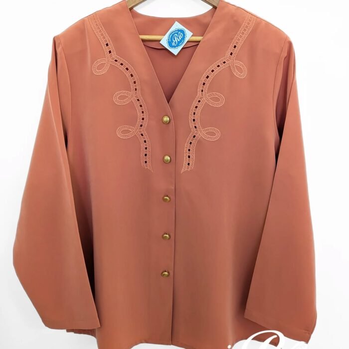 Camisa coral com bordado vazado