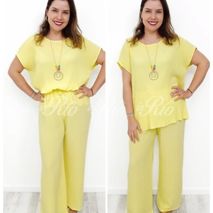 Conjunto plus size com blusa oversized plissada e calça pantalona