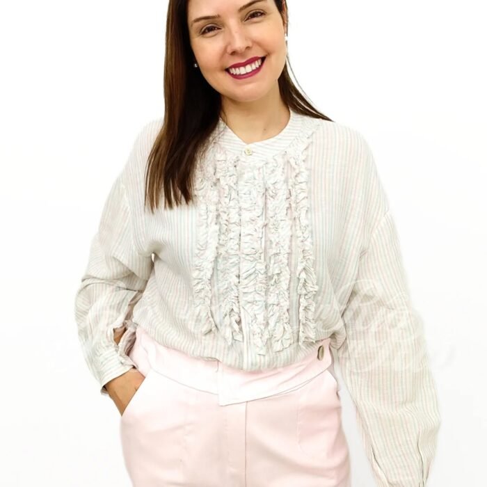 Camisa com risca azul e rosa pastel e gola mao