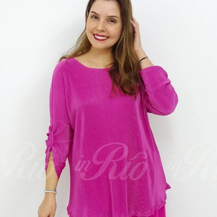 Blusa plus size em tecido acetinado plissado na cor rosa forte