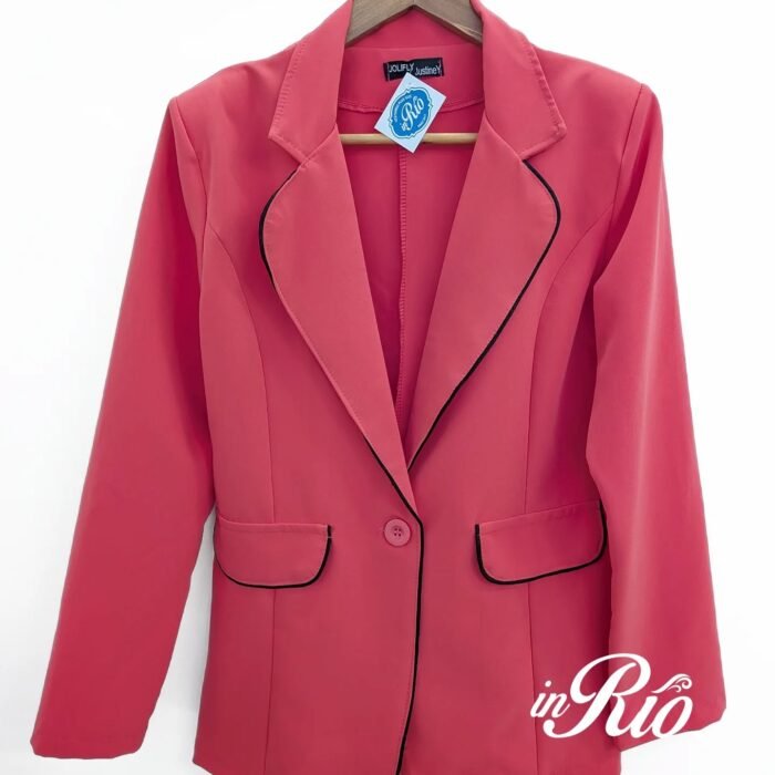 Blazer cintado na cor coral com detalhes pretos