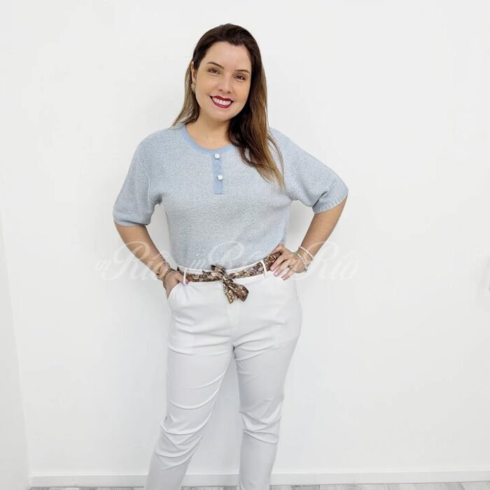 Blusa em malhinha matizada azul bebê com botões decorativos