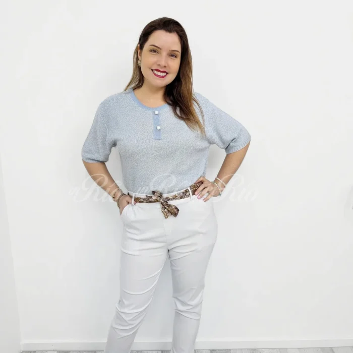 Blusa em malhinha matizada azul bebê com botões decorativos