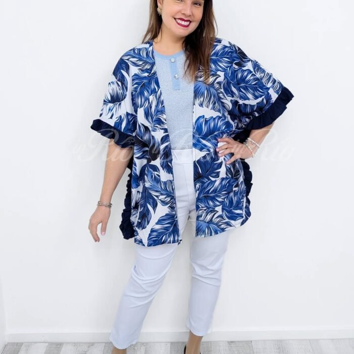 Quimono tropical azul com folhinhos e em formato oversized