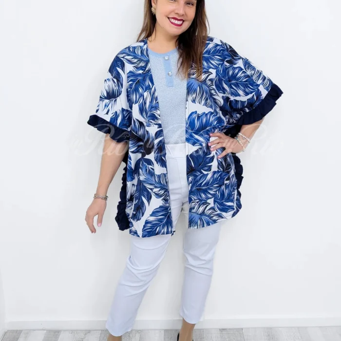 Quimono tropical azul com folhinhos e em formato oversized