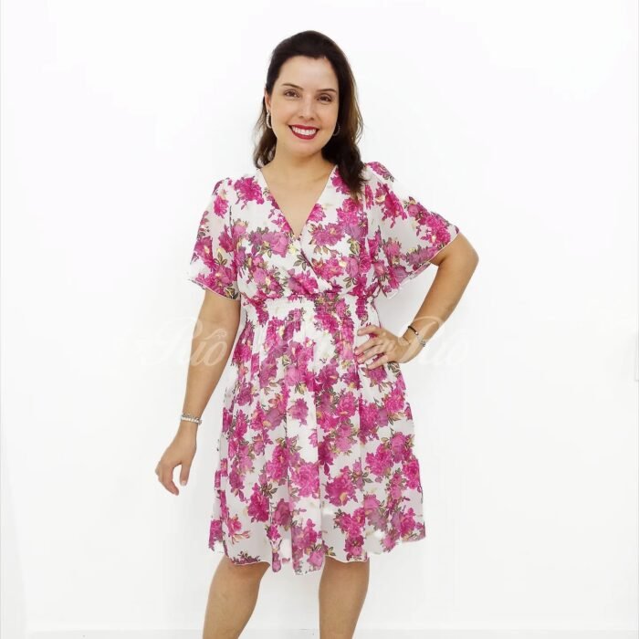 Vestido branco com floral rosa e detalhes de folhas douradas