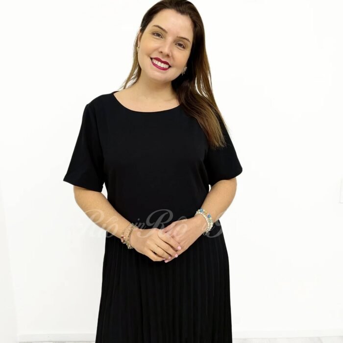 Vestido plus size preto com plissado