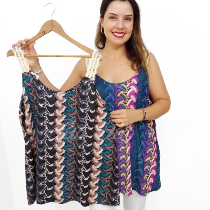 Top plus size em malha fria estampada com alças em crochê