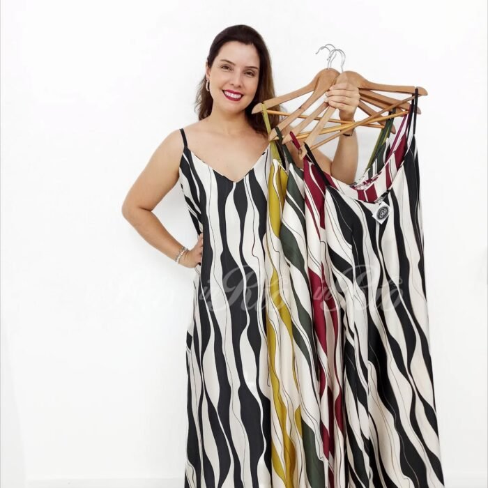 Vestido plus size em tecido acetinado com padrão