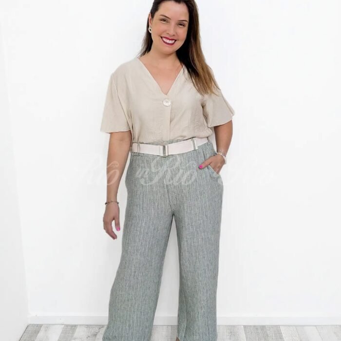 Calça pantalona plus size em tecido tipo linho com risca metalizada prateada