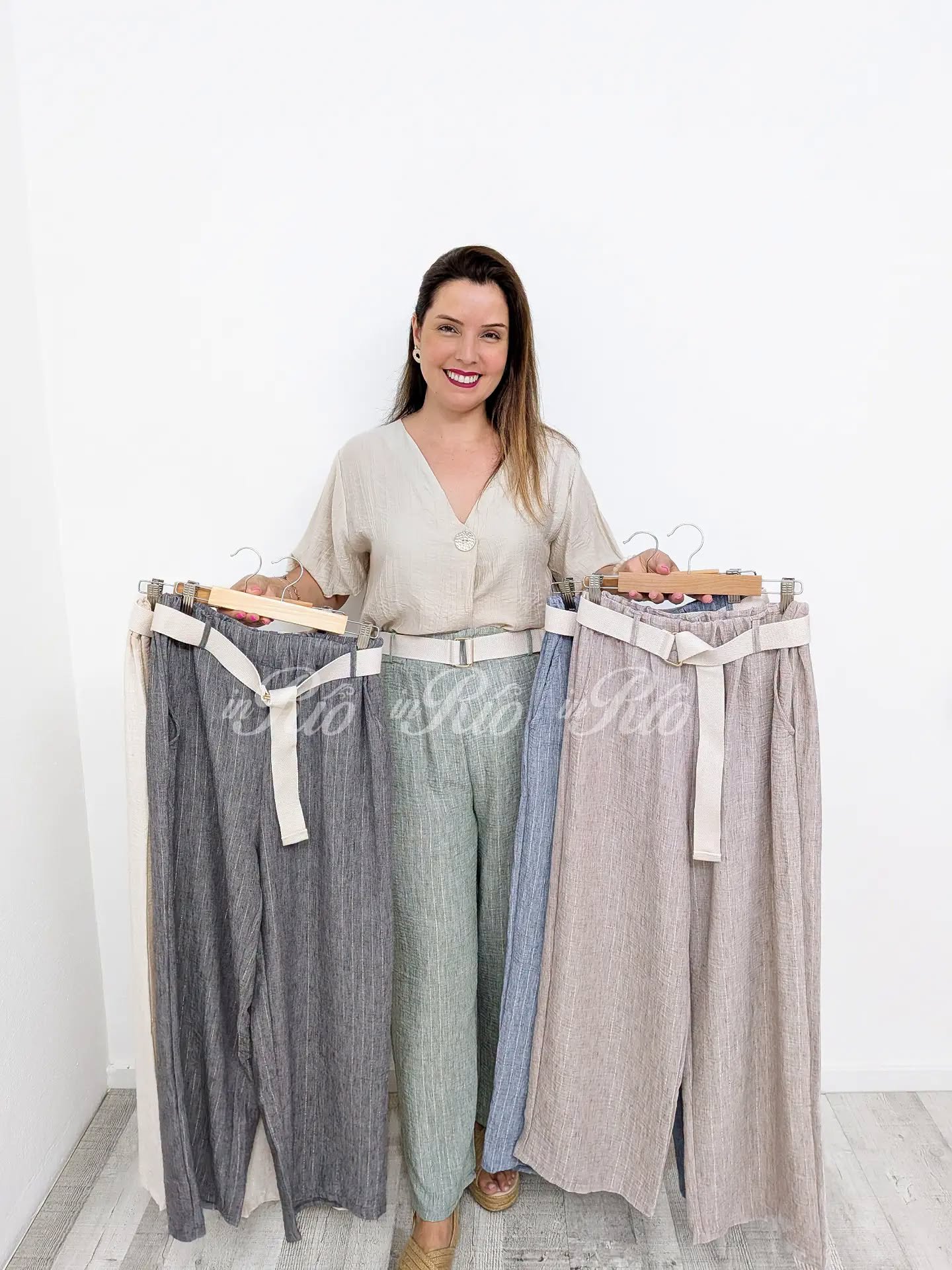 Calça pantalona plus size em tecido tipo linho com risca metalizada prateada