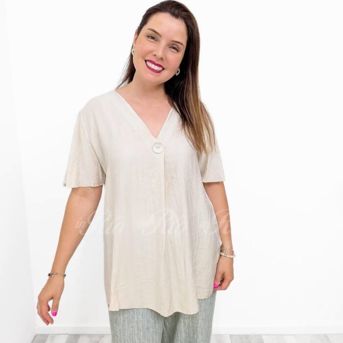 Blusa com textura, botão dourado e mangas esvoaçantes